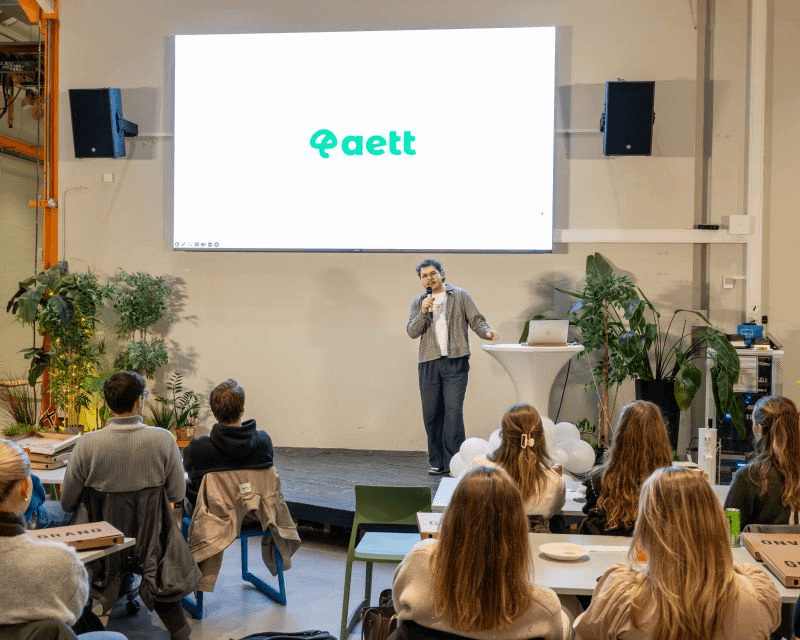 Oscar presenterer Aett på Gründerdagen til TIHLDE
